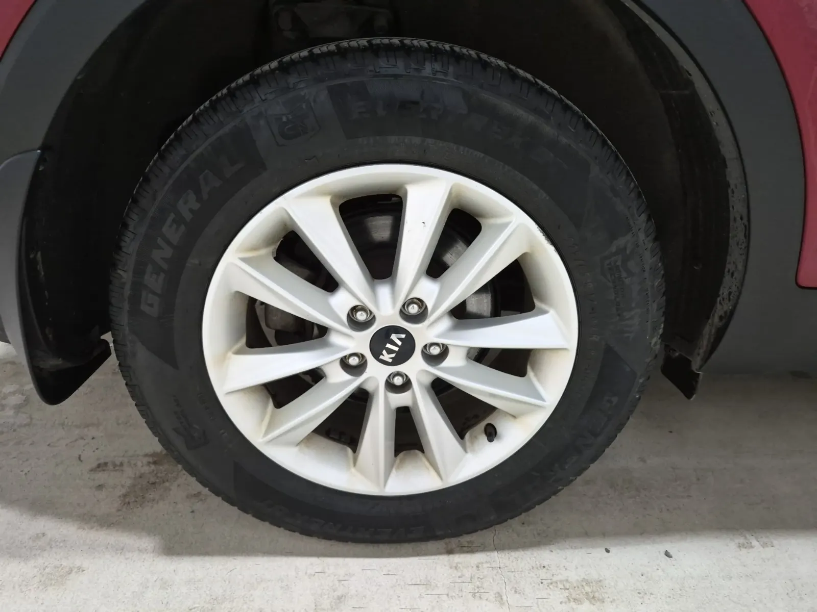 Right Rear Wheel/Tire Photo