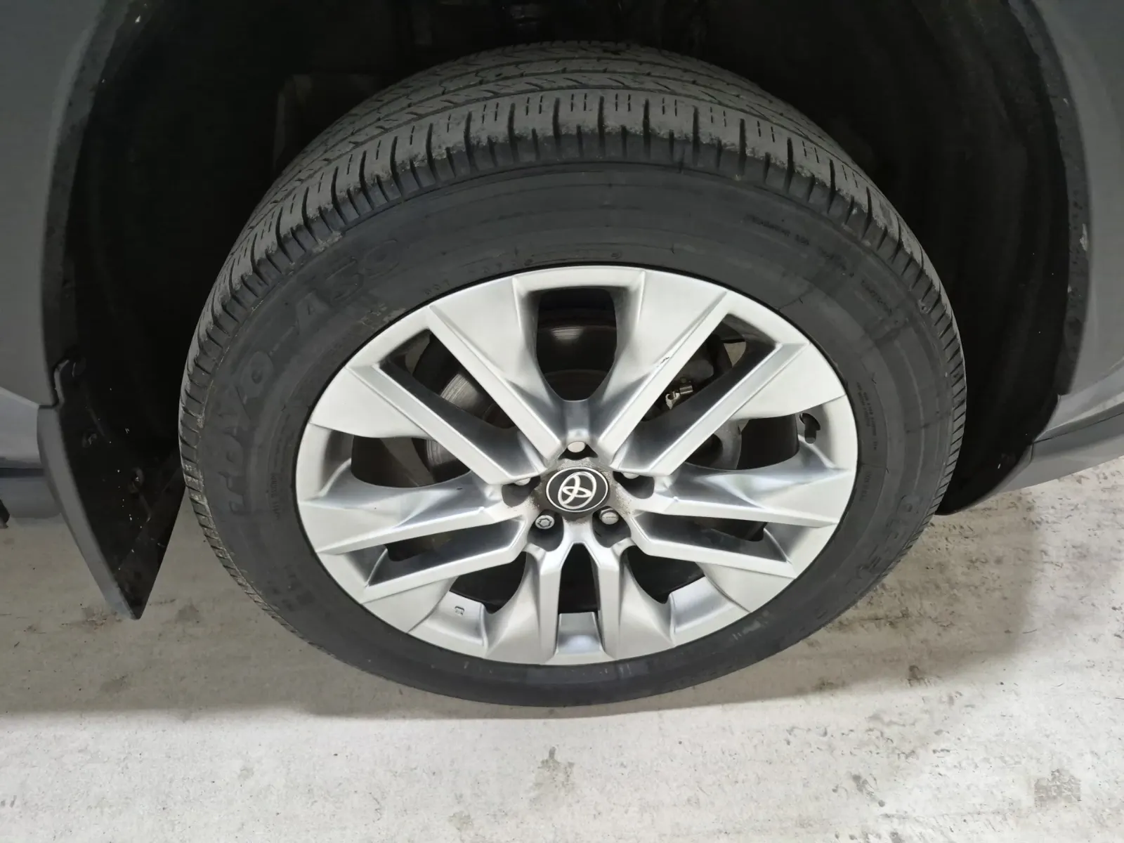 Right Front Wheel/Tire Photo