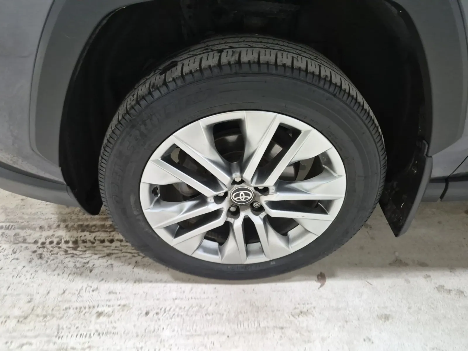Front driver wheel/tire photo