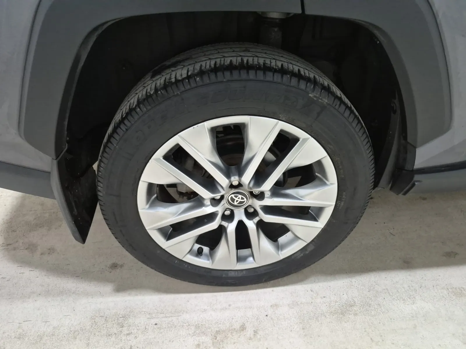 Right Rear Wheel/Tire Photo