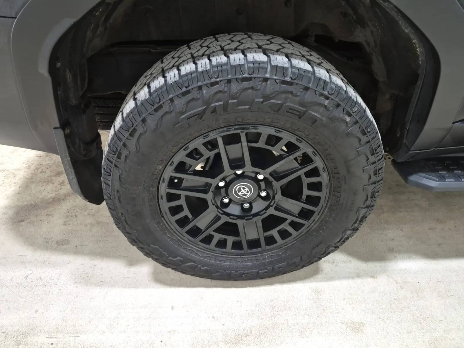 Right Rear Wheel/Tire Photo