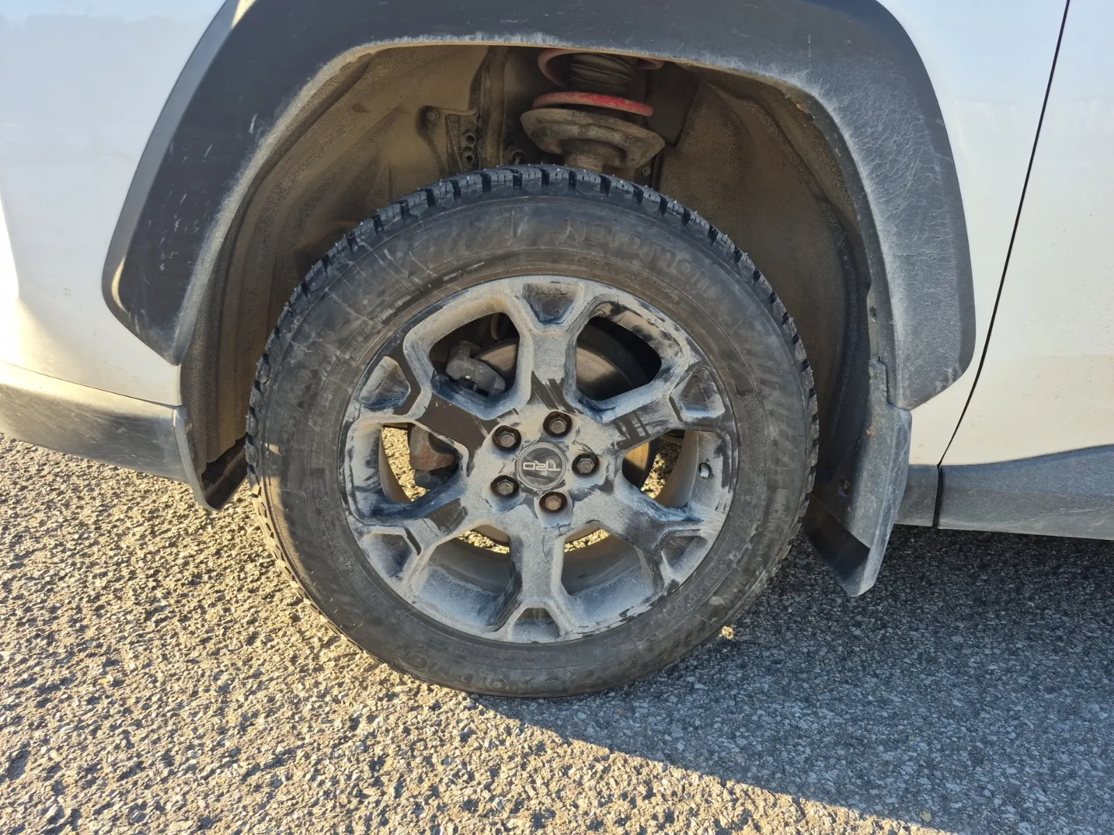 Front driver wheel/tire photo