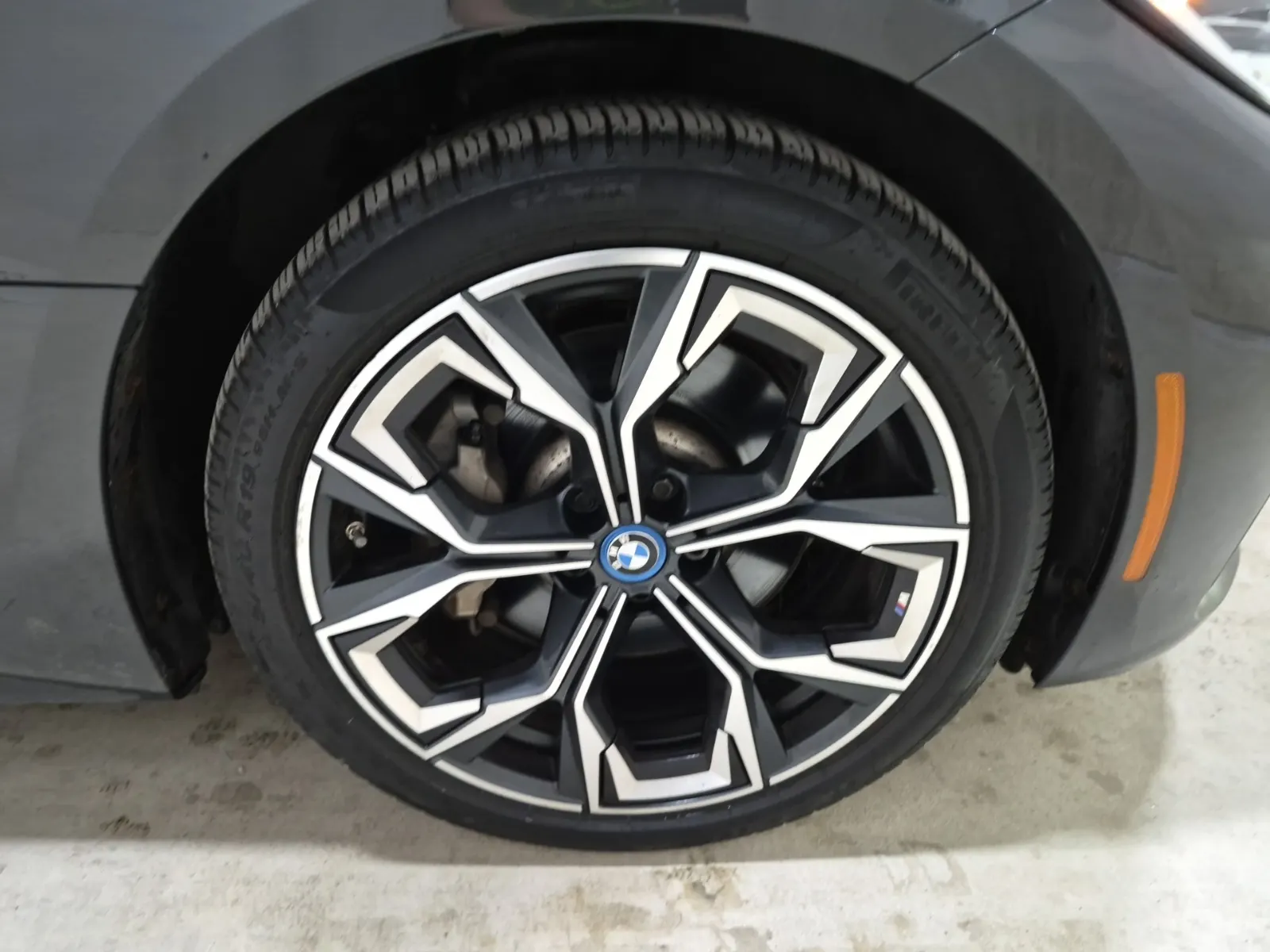 Right Front Wheel/Tire Photo