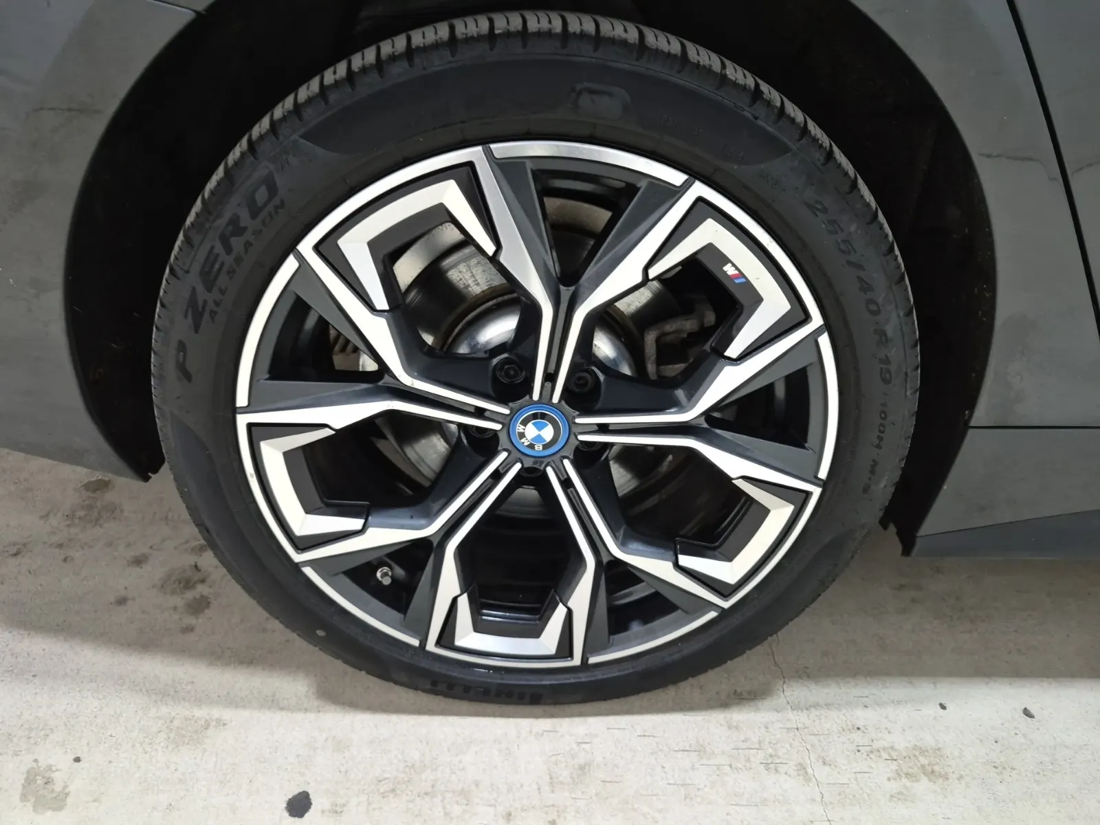 Right Rear Wheel/Tire Photo