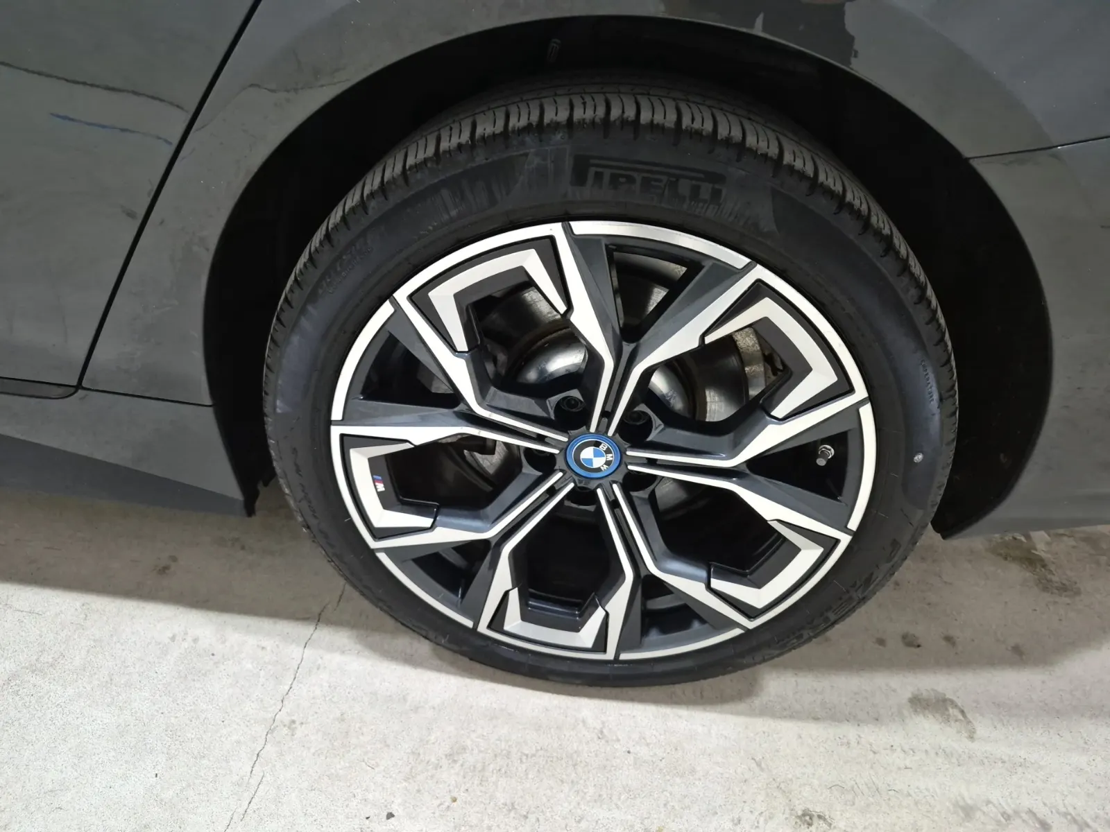 Left Rear Wheel/Tire Photo