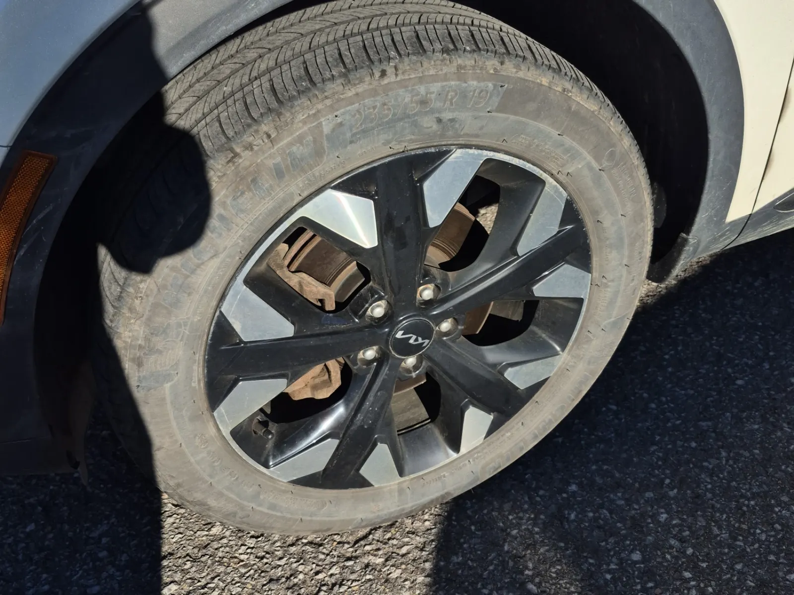 Front driver wheel/tire photo