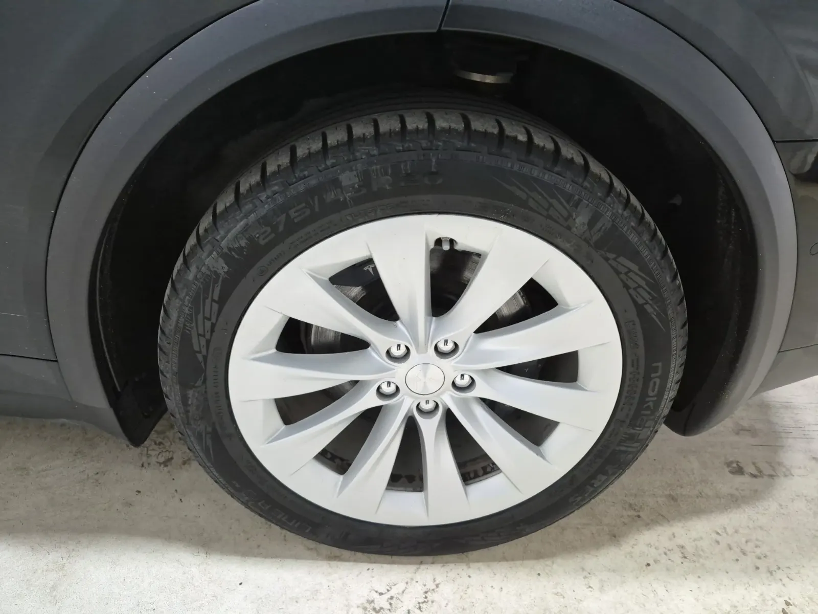 Left Rear Wheel/Tire Photo