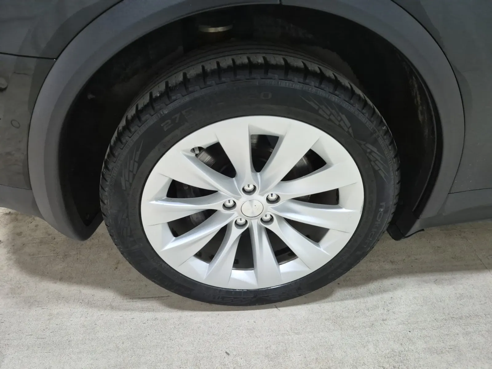 Right Rear Wheel/Tire Photo
