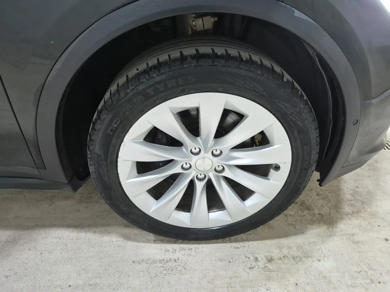 Right Front Wheel/Tire Photo