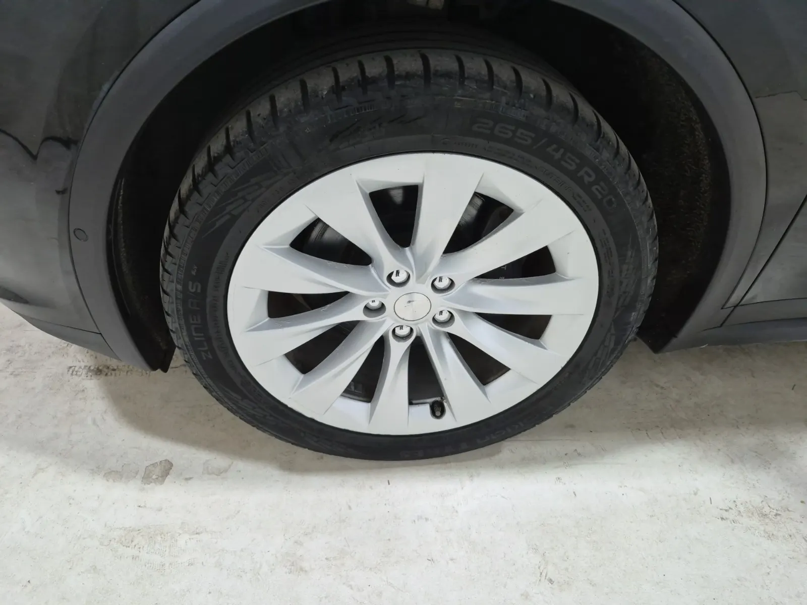 Front driver wheel/tire photo