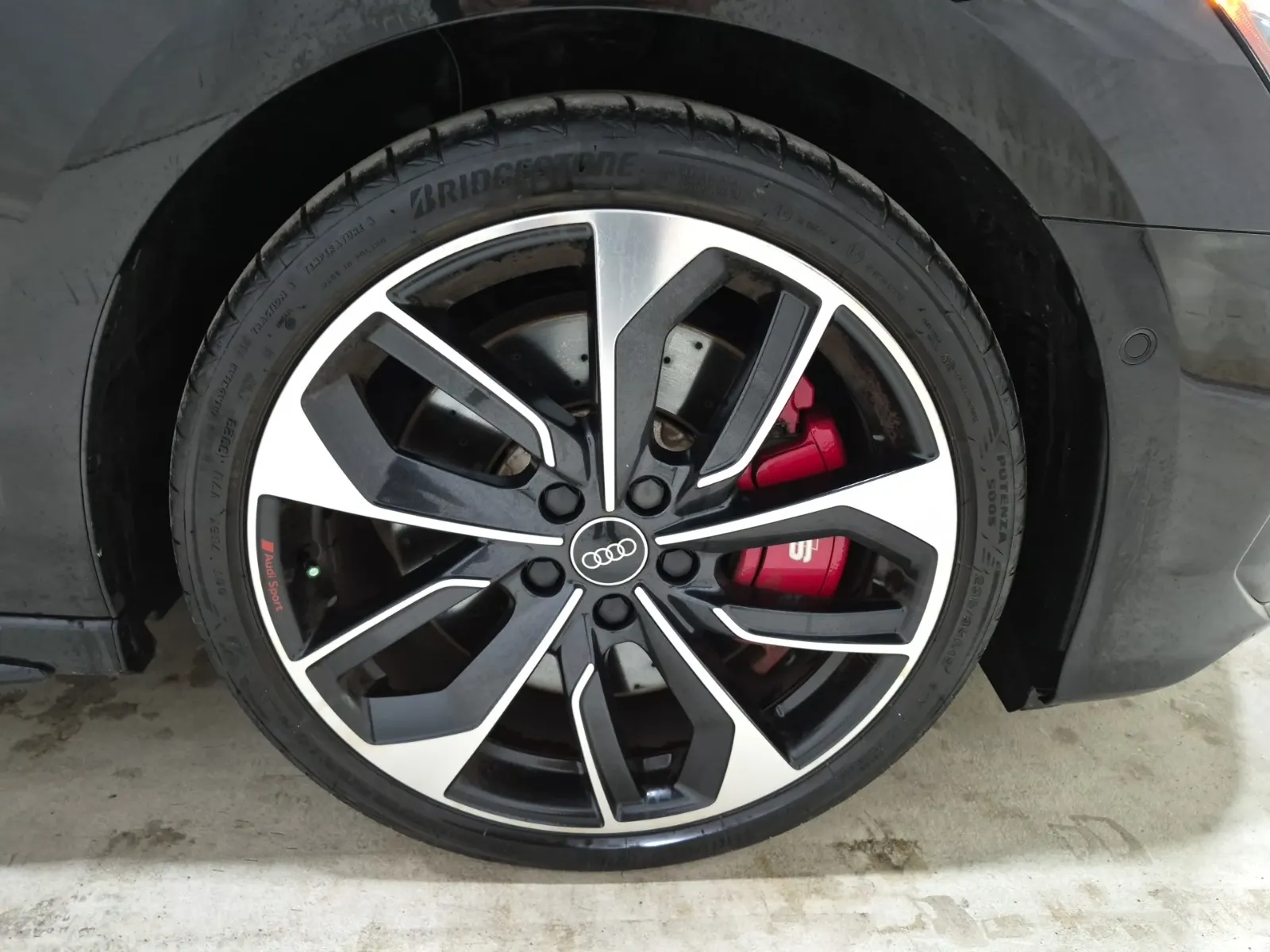 Right Front Wheel/Tire Photo