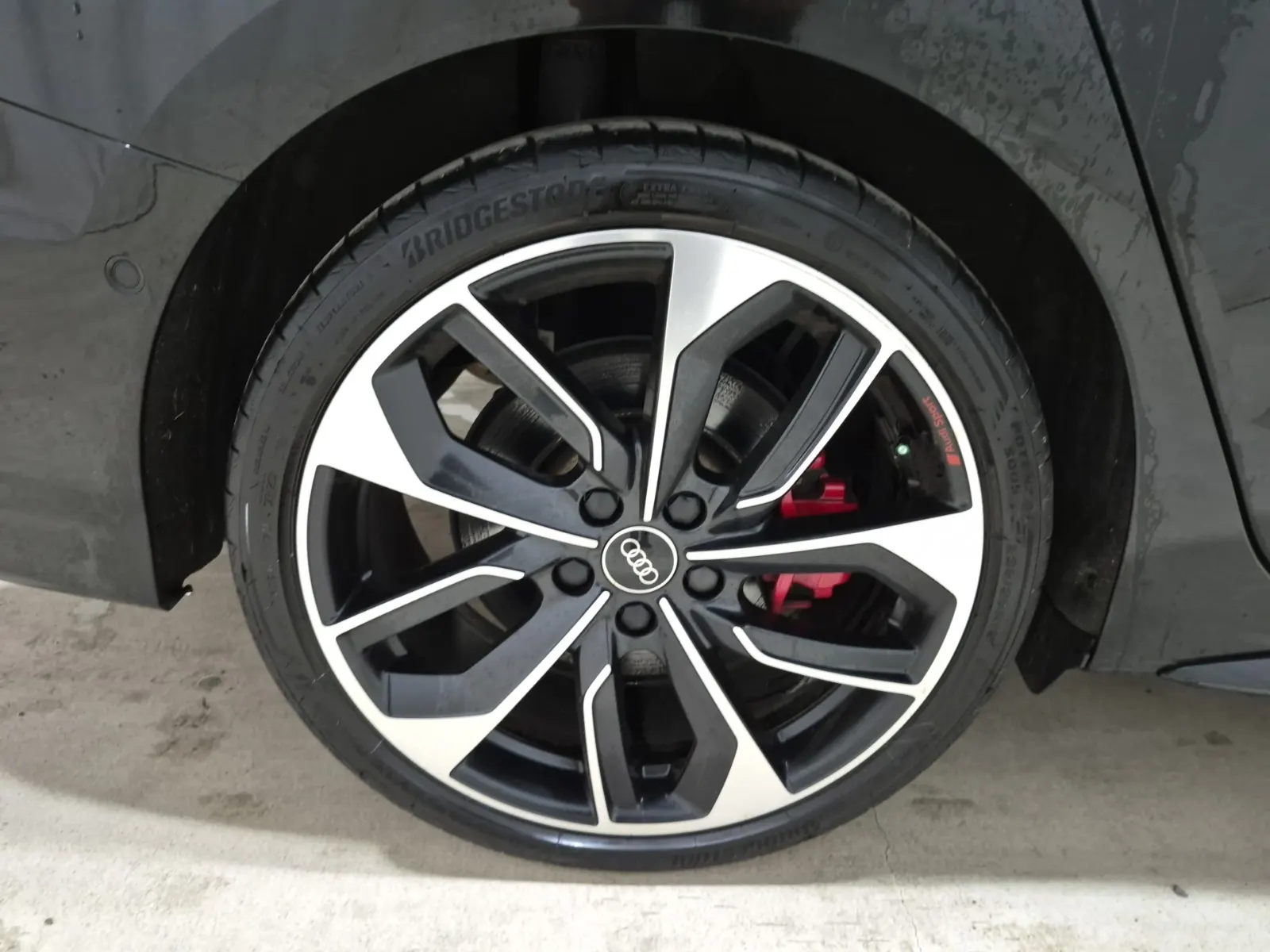 Right Rear Wheel/Tire Photo