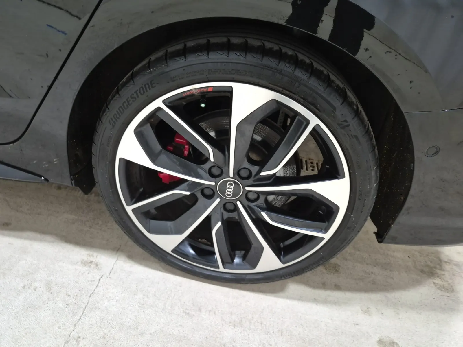 Left Rear Wheel/Tire Photo