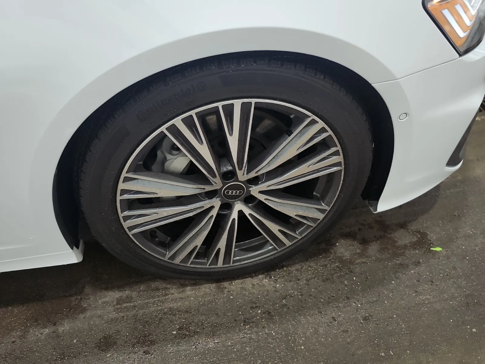 Right Front Wheel/Tire Photo