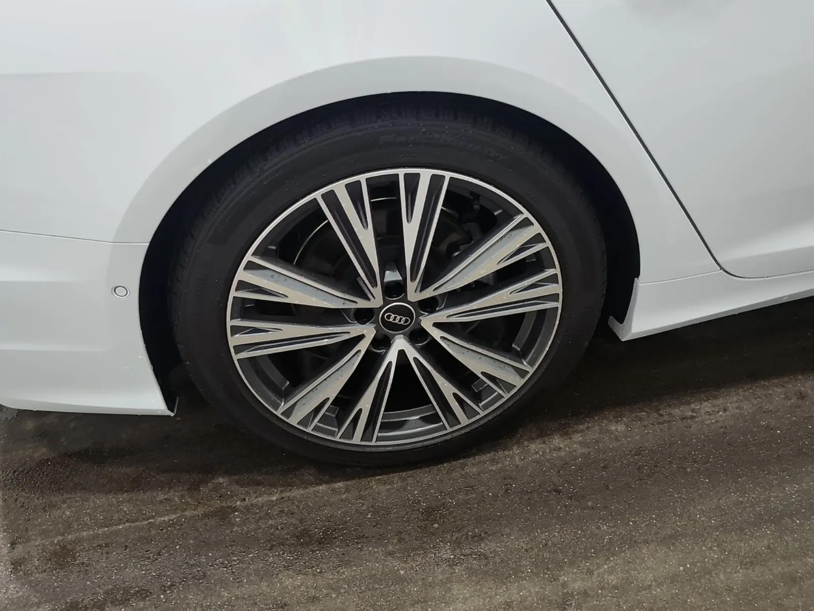 Right Rear Wheel/Tire Photo