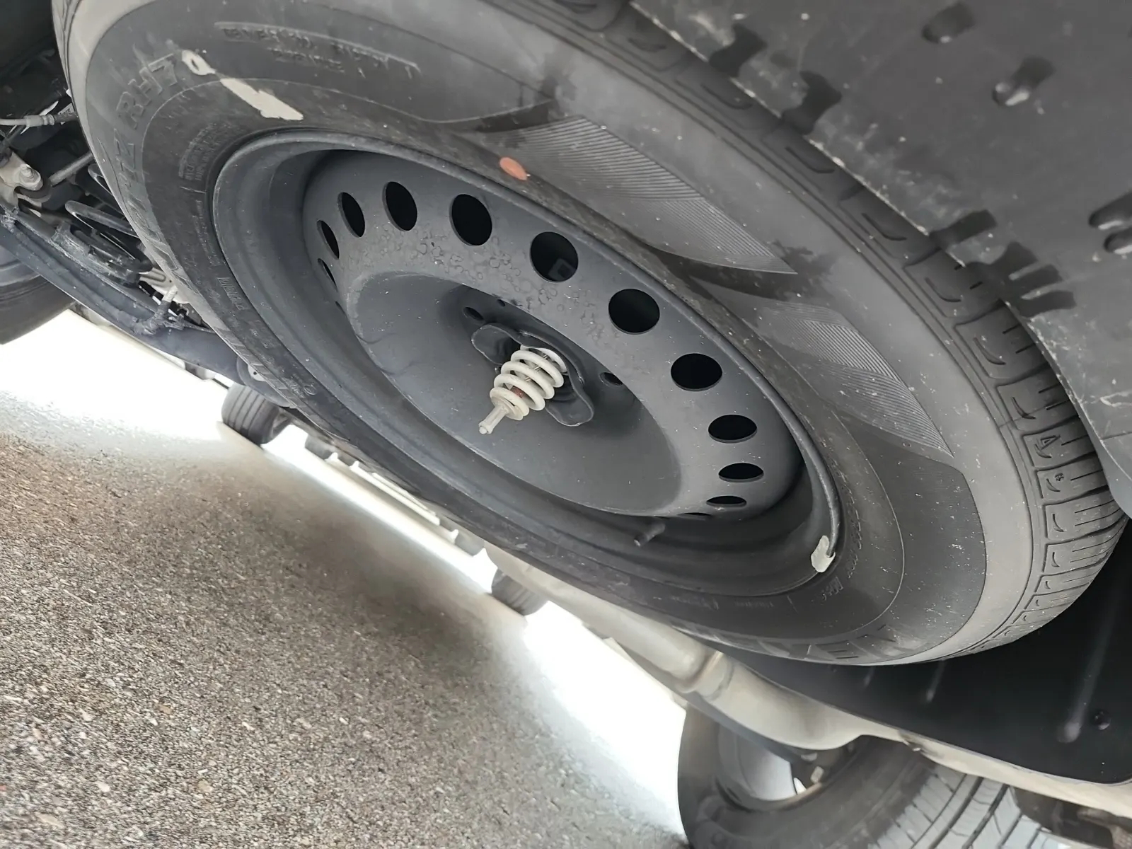 Undercarriage - Rear Photo