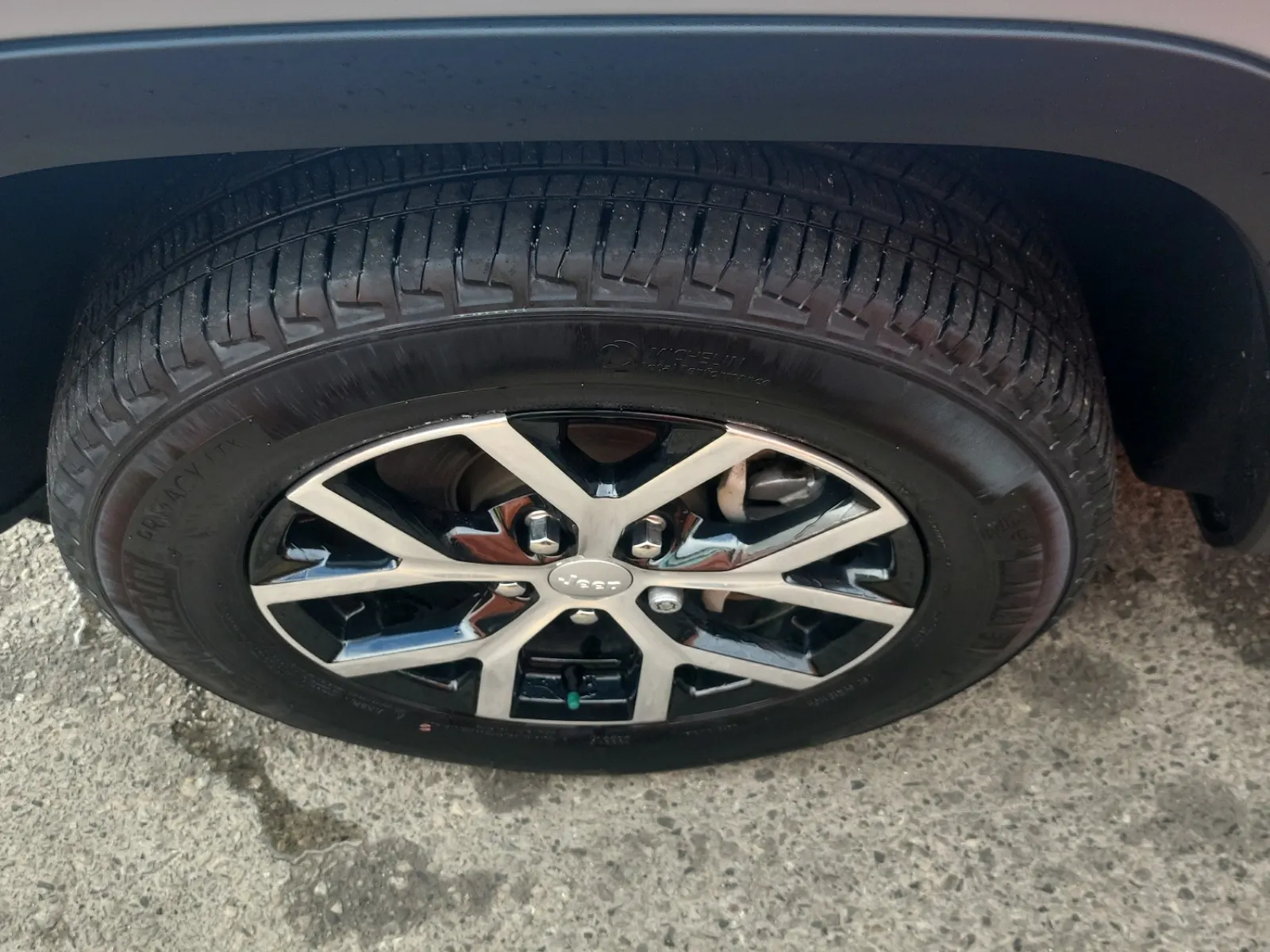 Front driver wheel/tire photo