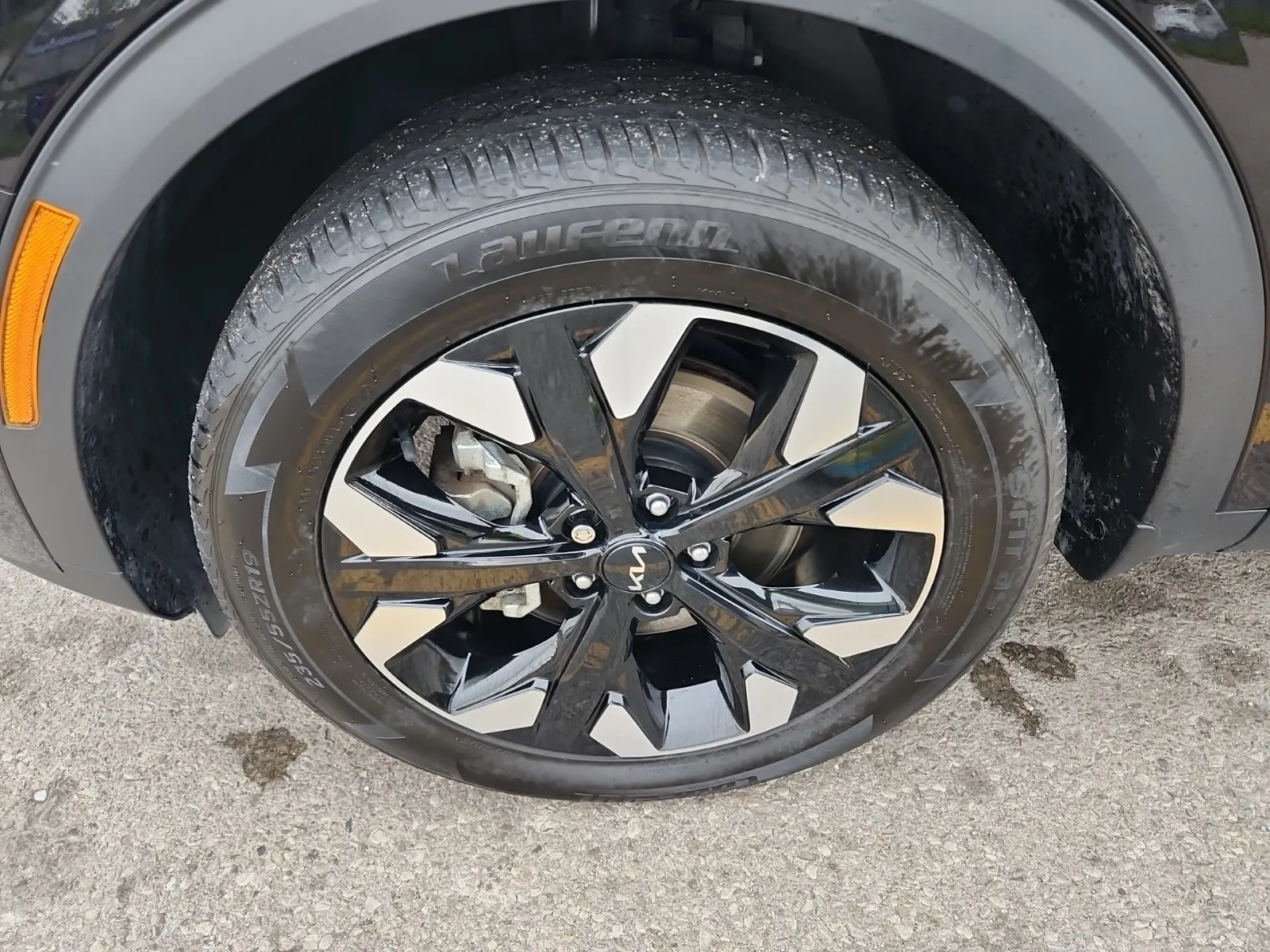 Front driver wheel/tire photo