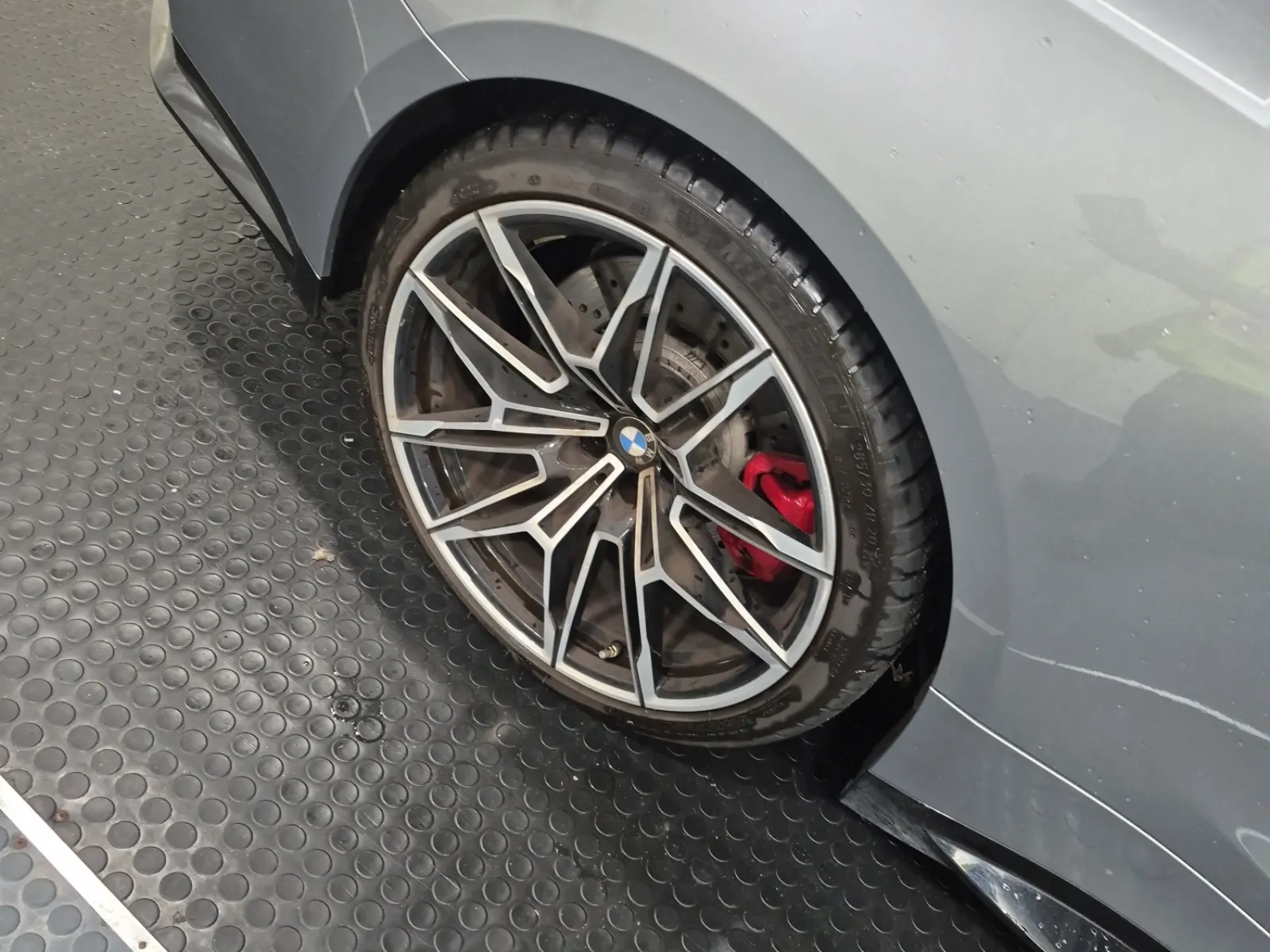 Right Rear Wheel/Tire Photo