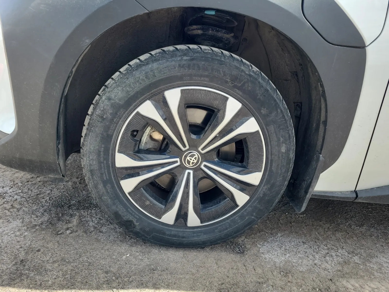 Front driver wheel/tire photo