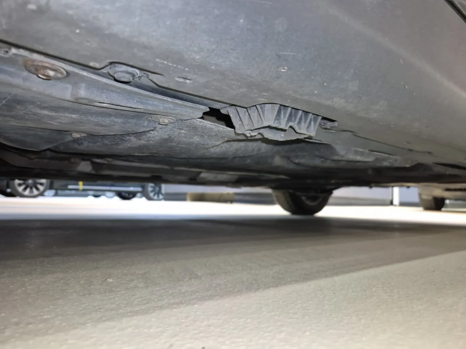 Undercarriage - Driver Photo