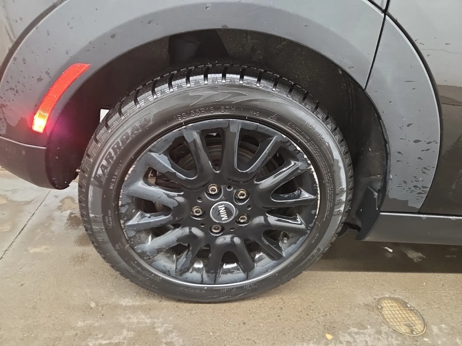 Right Rear Wheel/Tire Photo