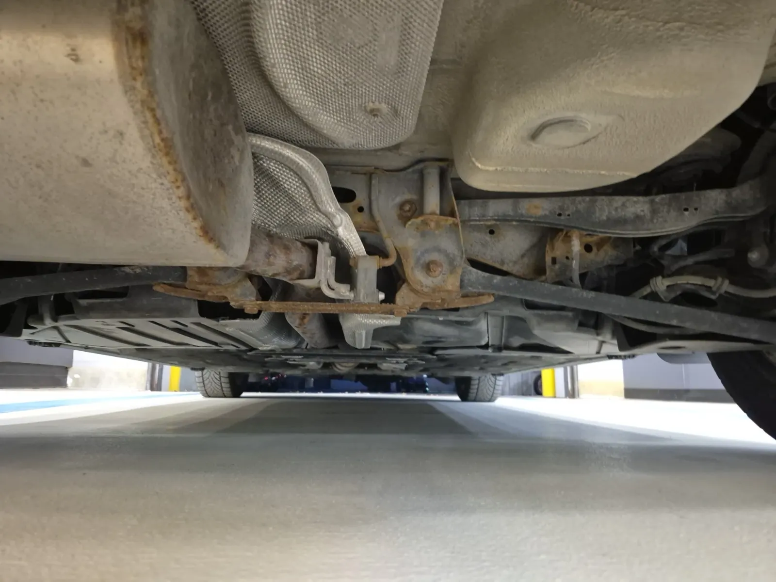 Undercarriage - Rear Photo