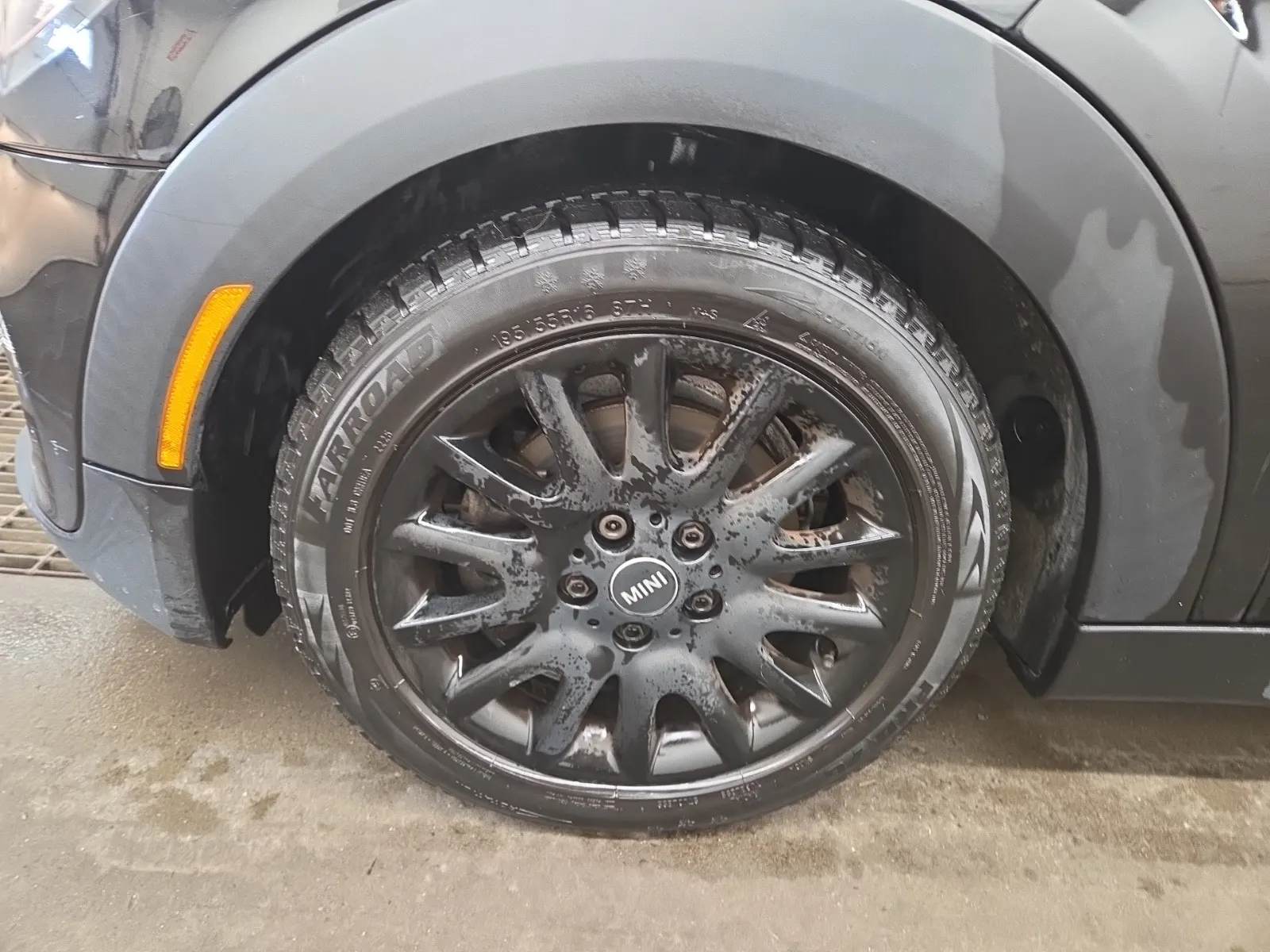 Front driver wheel/tire photo