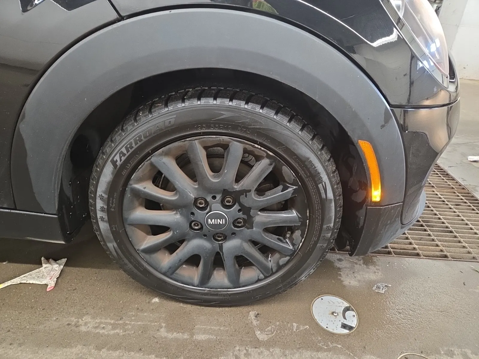 Right Front Wheel/Tire Photo