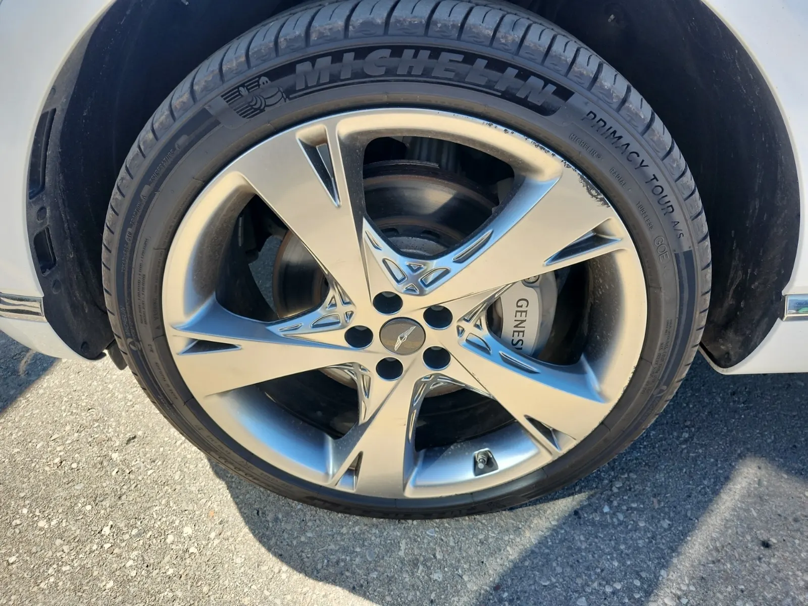 Front driver wheel/tire photo