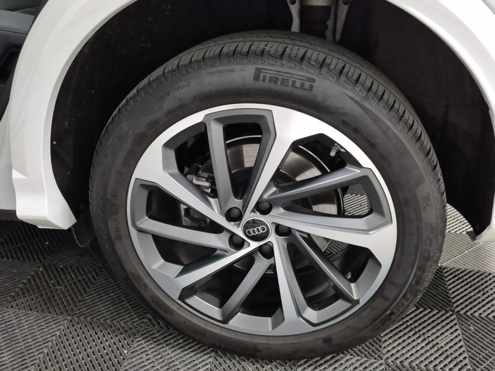 Left Rear Wheel/Tire Photo