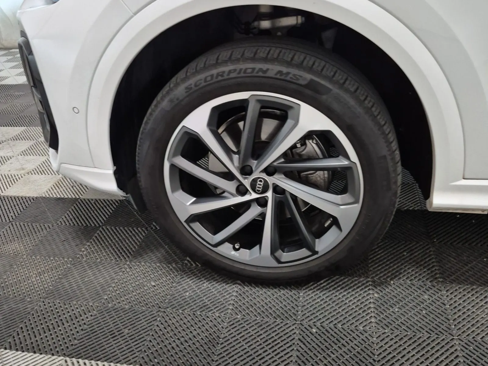 Front driver wheel/tire photo