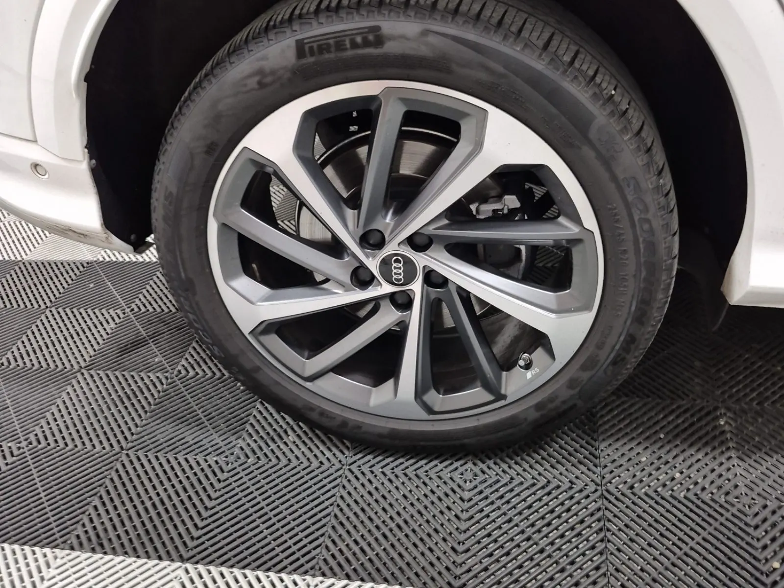 Right Rear Wheel/Tire Photo