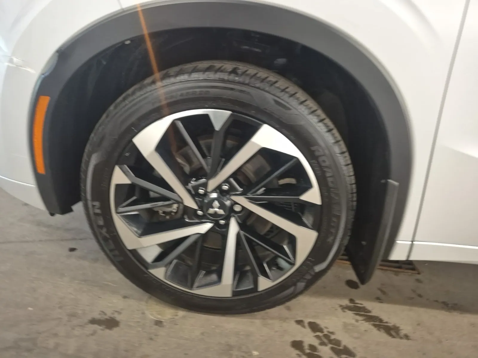 Front driver wheel/tire photo