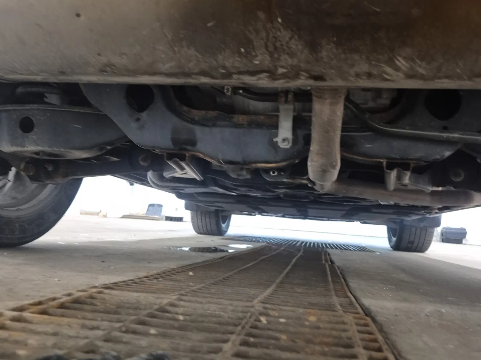 Undercarriage - Rear Photo