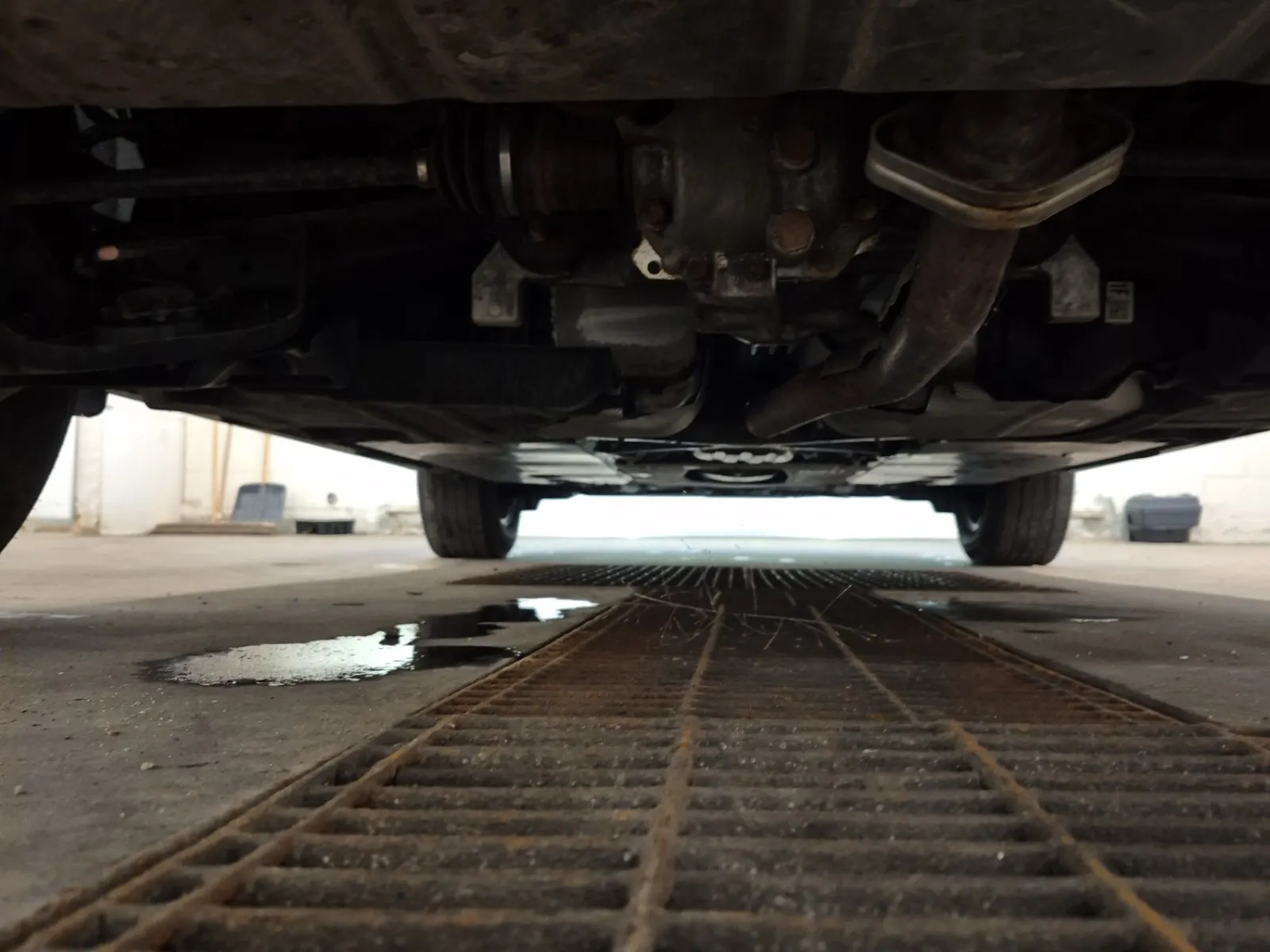 Undercarriage - Rear Photo