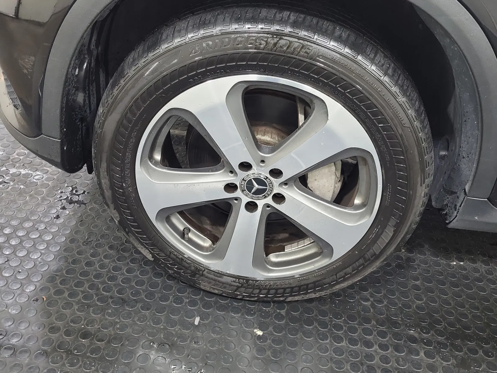 Front driver wheel/tire photo