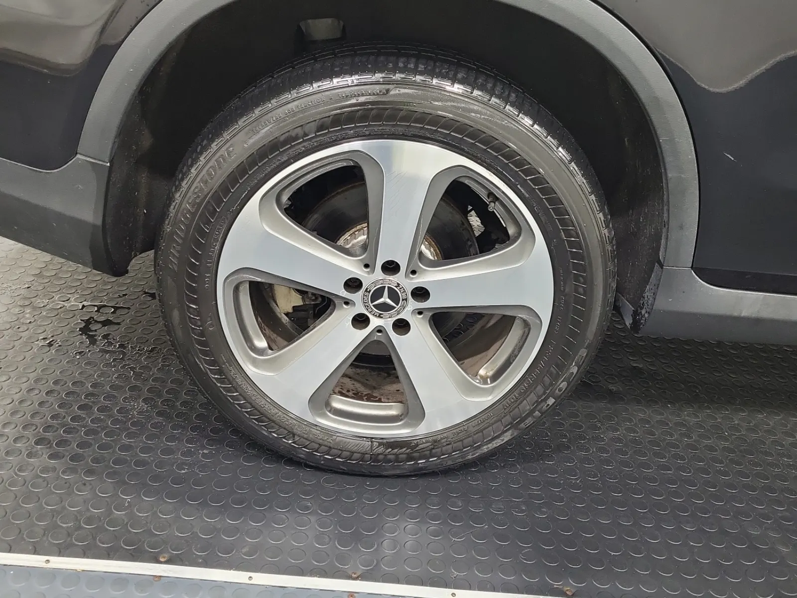 Right Rear Wheel/Tire Photo