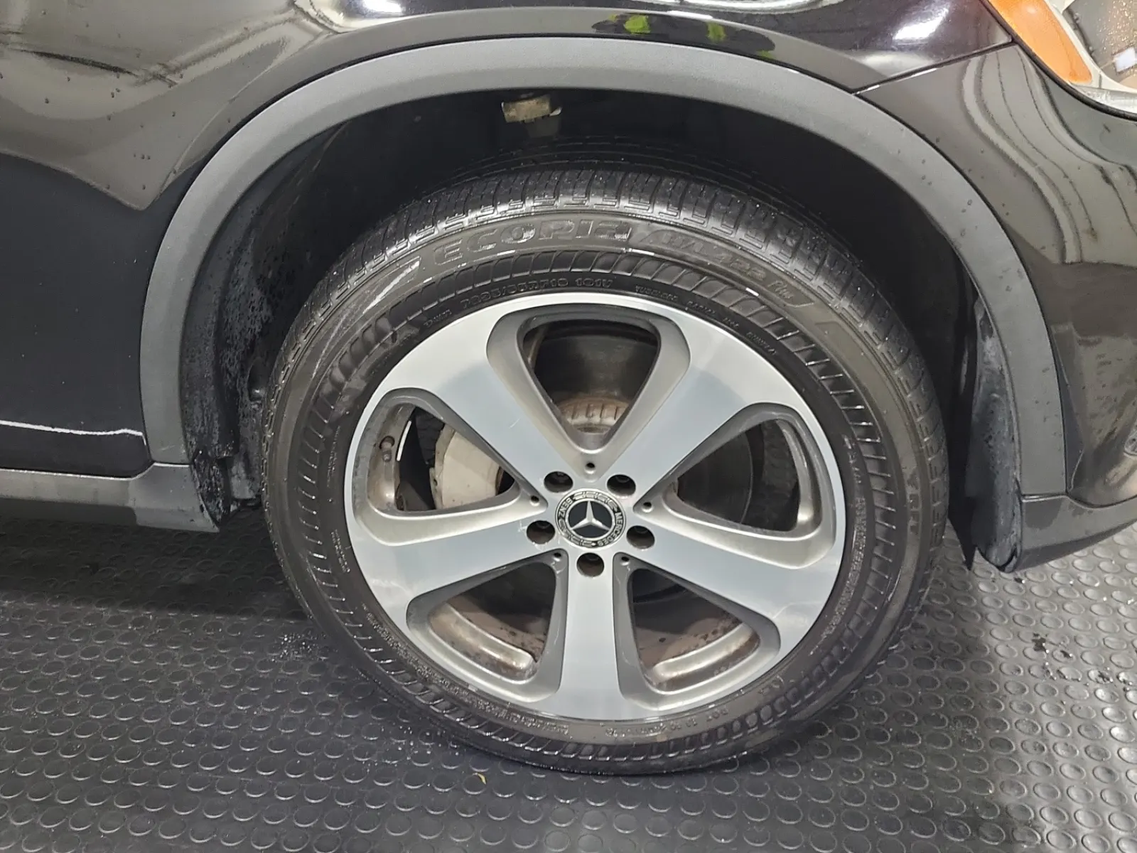 Right Front Wheel/Tire Photo