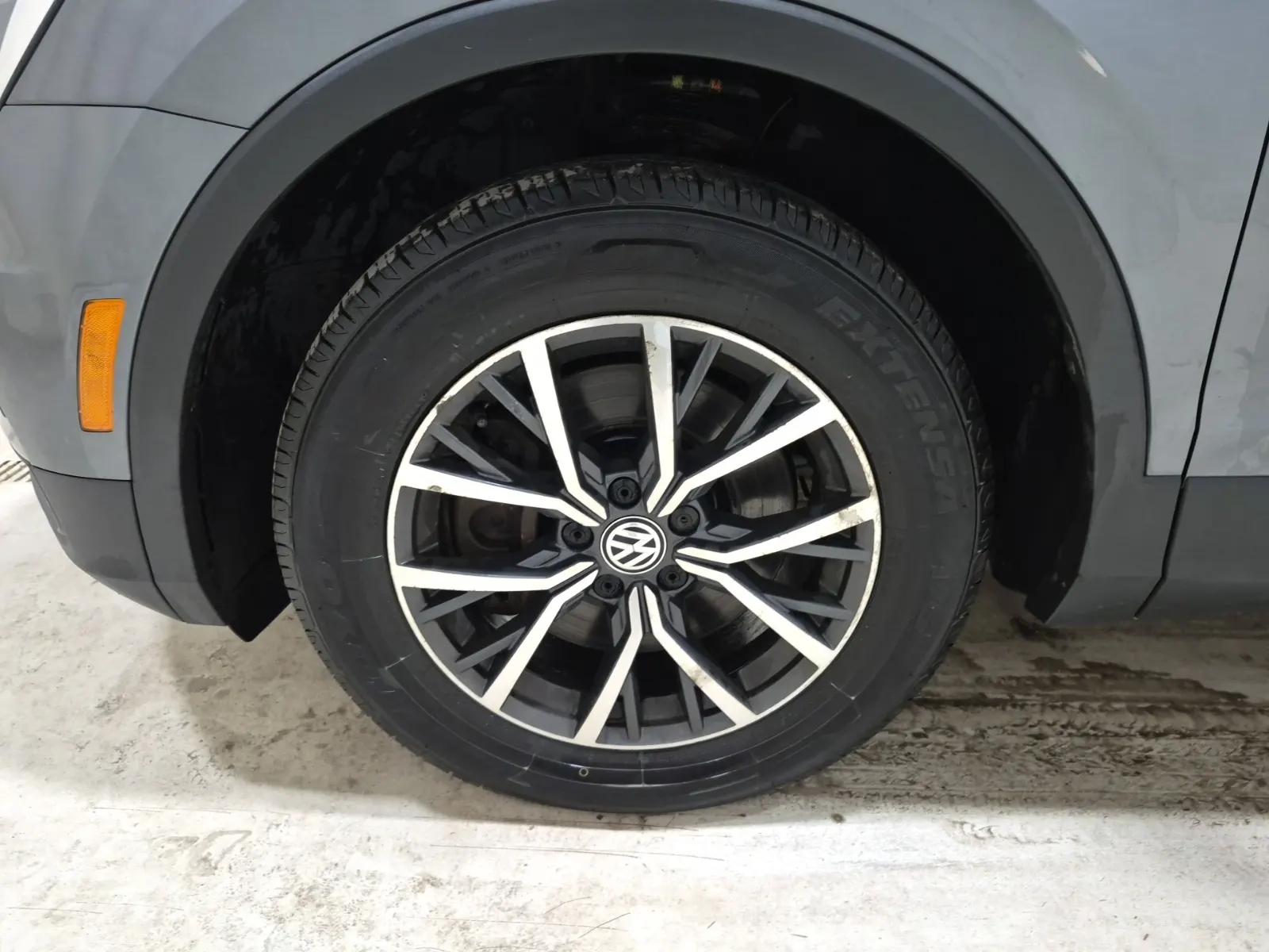 Front driver wheel/tire photo