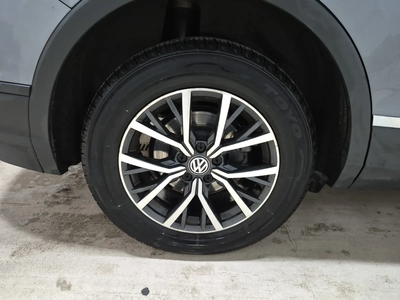 Right Rear Wheel/Tire Photo