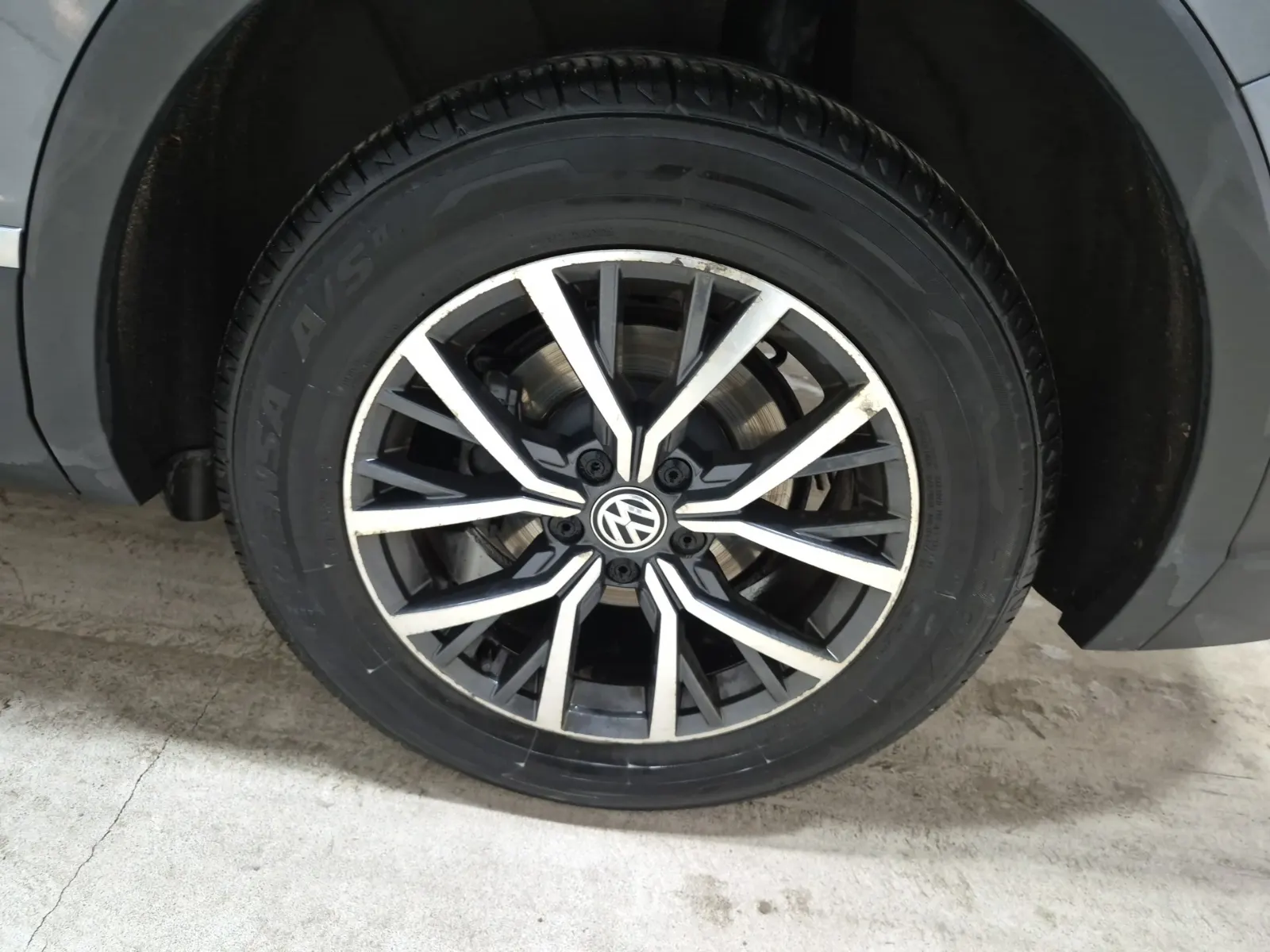 Left Rear Wheel/Tire Photo