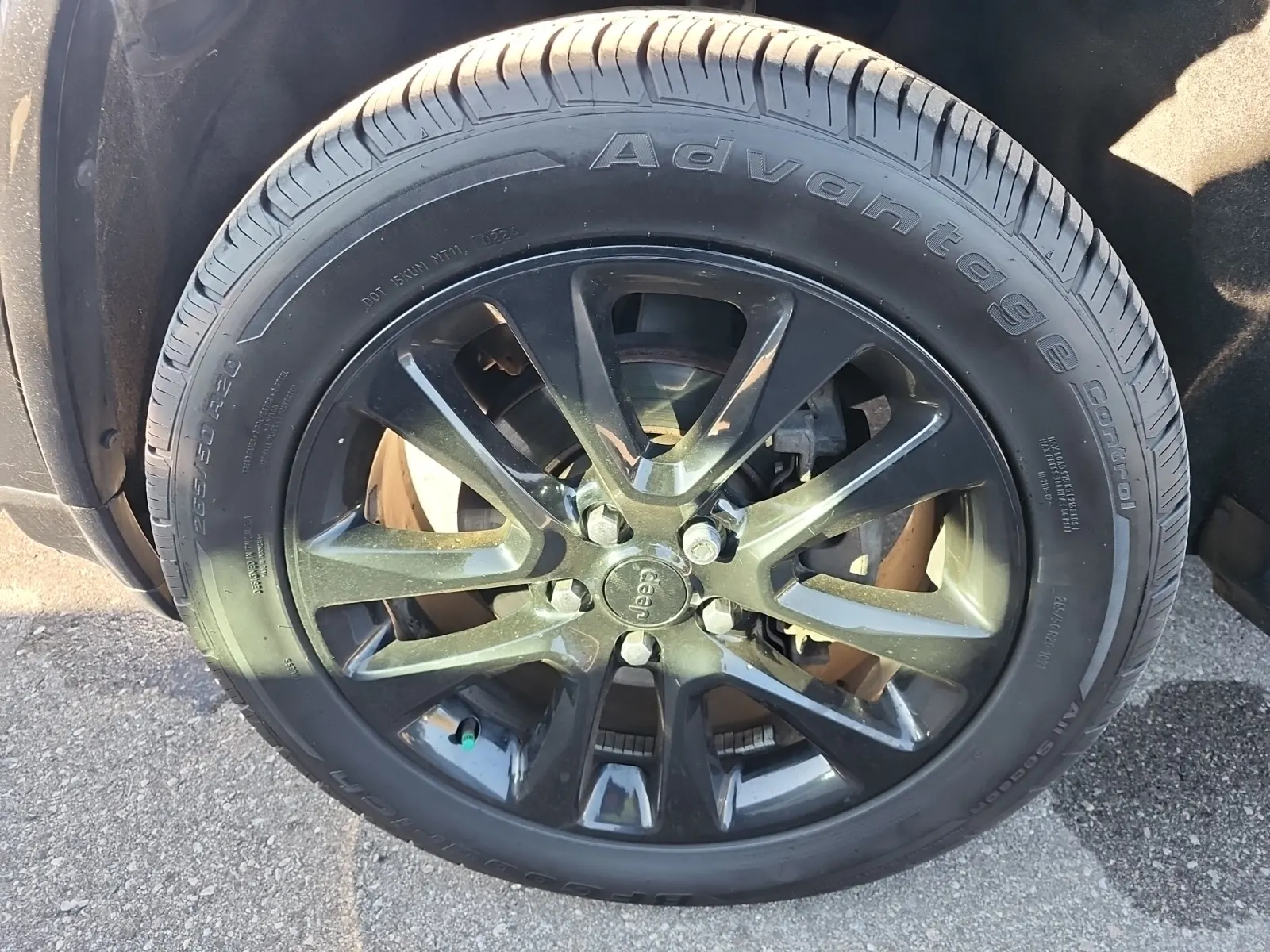 Front driver wheel/tire photo