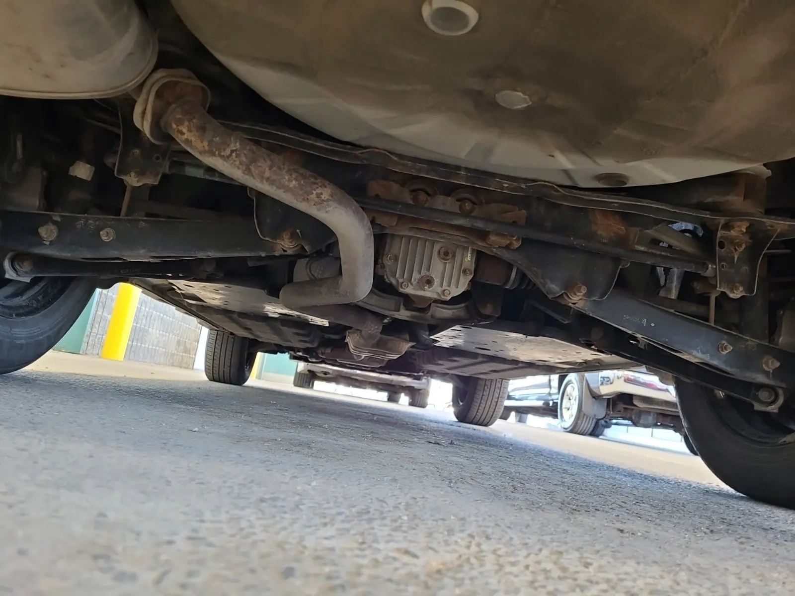 Undercarriage - Rear Photo