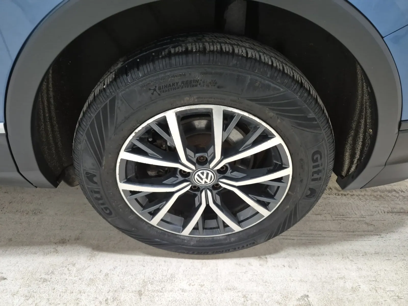 Left Rear Wheel/Tire Photo