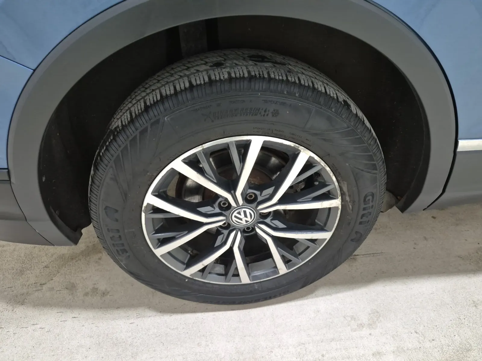 Right Rear Wheel/Tire Photo