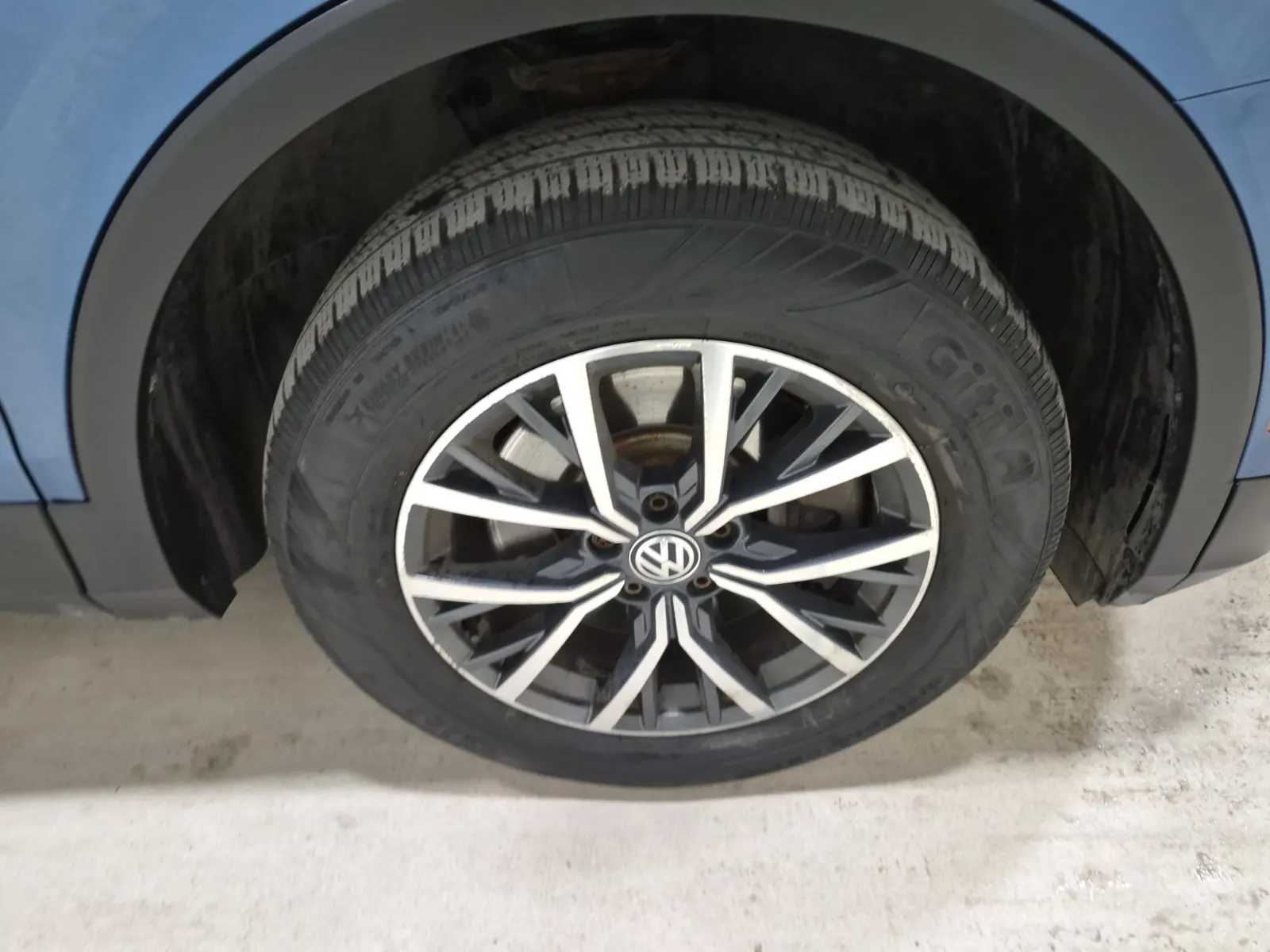 Right Front Wheel/Tire Photo