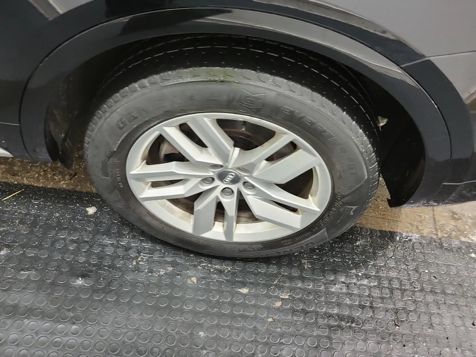 Left Rear Wheel/Tire Photo