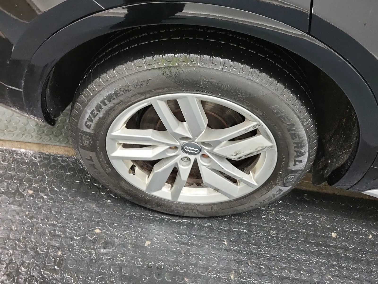 Right Rear Wheel/Tire Photo