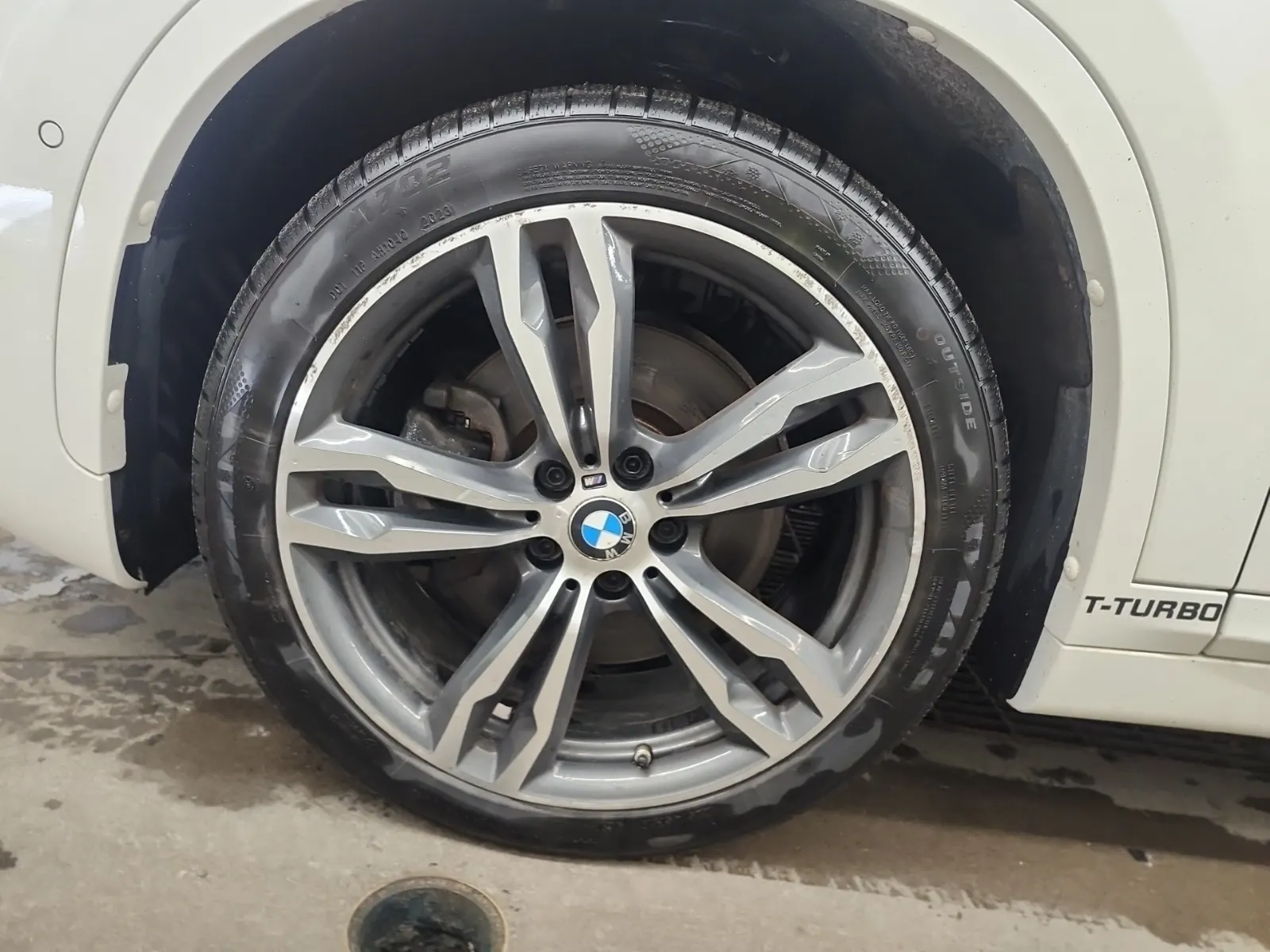Front driver wheel/tire photo